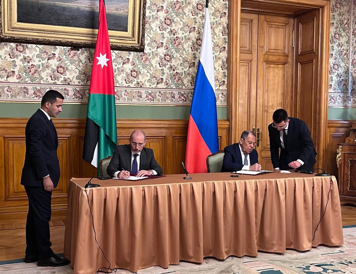 وزير الخارجية يجري مباحثات موسّعة مع نظيره الروسي