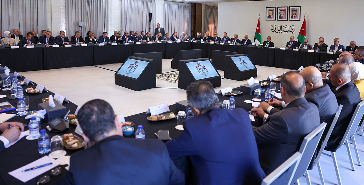 رئيس الوزراء يجتمع بالأمناء العامِّين للوزارات ويحثّهم على تحمُّل مسؤوليَّاتهم وقيادة جهود التَّخطيط والتَّنفيذ
