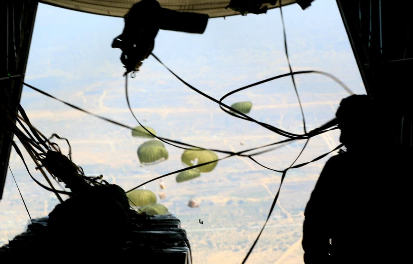 الأردن يواصل إيصال المساعدات إلى غزة عبر إنزالات جوية جديدة