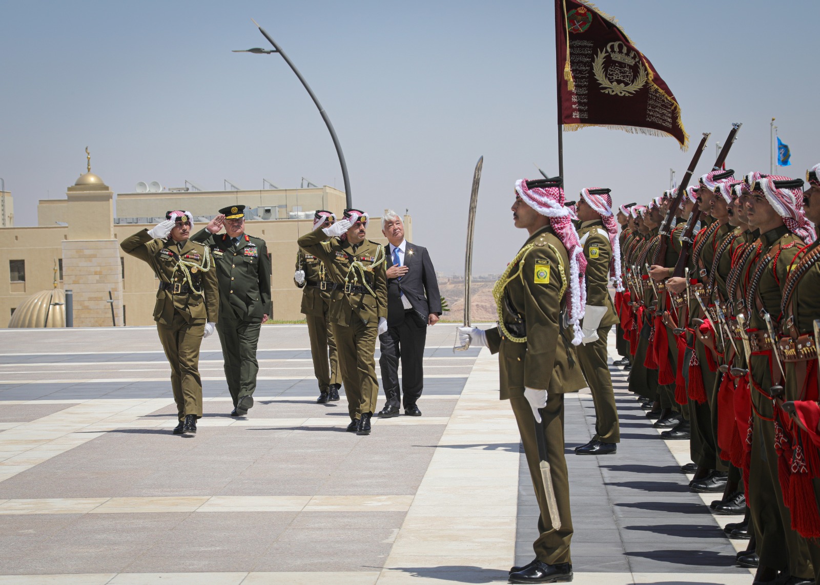 رئيس هيئة الأركان يستقبل وزير الدفاع الياباني