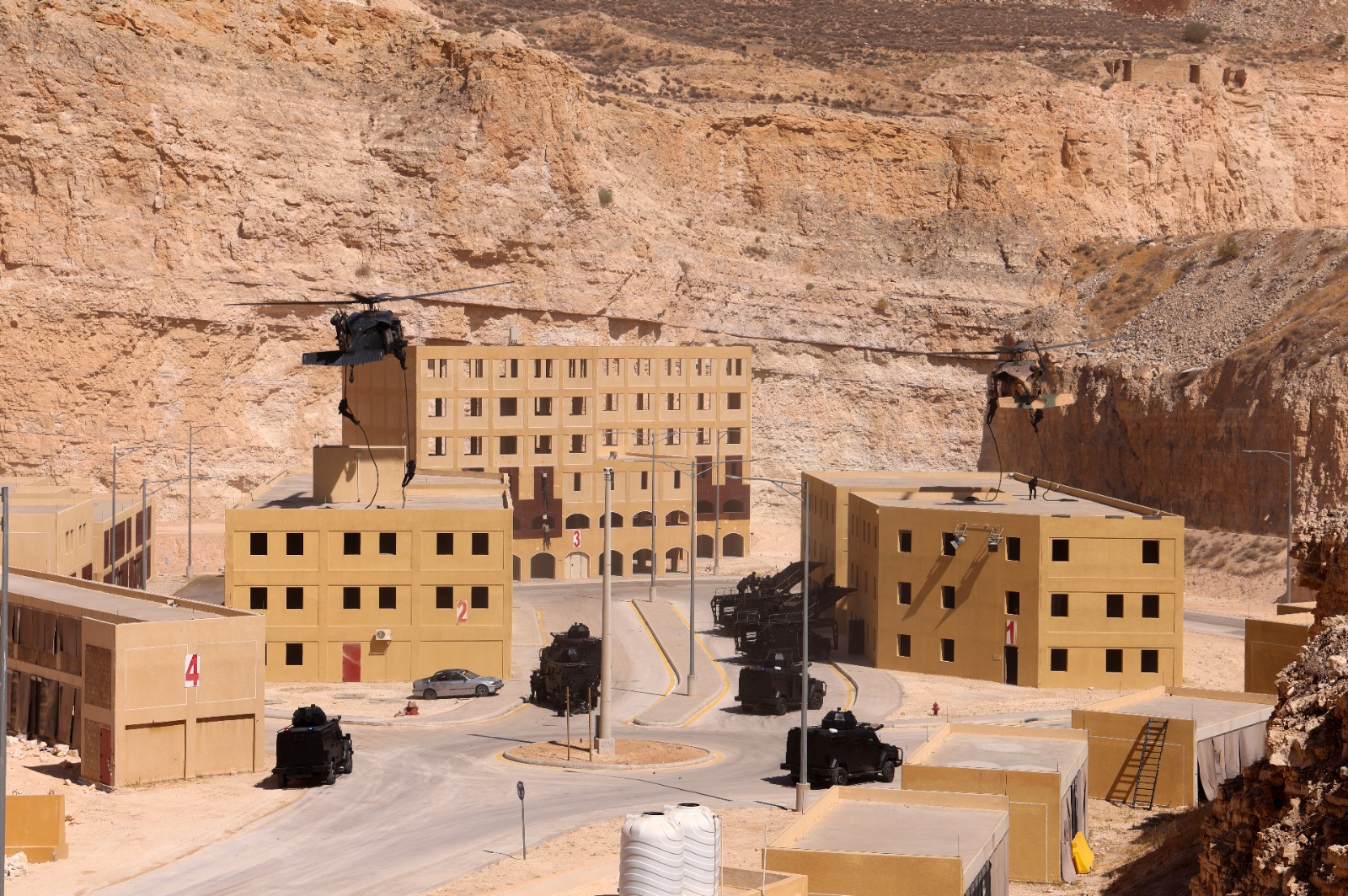 رئيس هيئة الأركان يستقبل وزير الدفاع الياباني