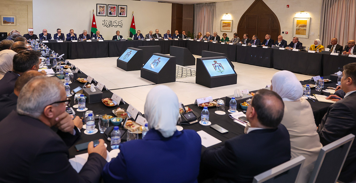 رئيس الوزراء يجتمع بالأمناء العامِّين للوزارات ويحثّهم على تحمُّل مسؤوليَّاتهم وقيادة جهود التَّخطيط والتَّنفيذ