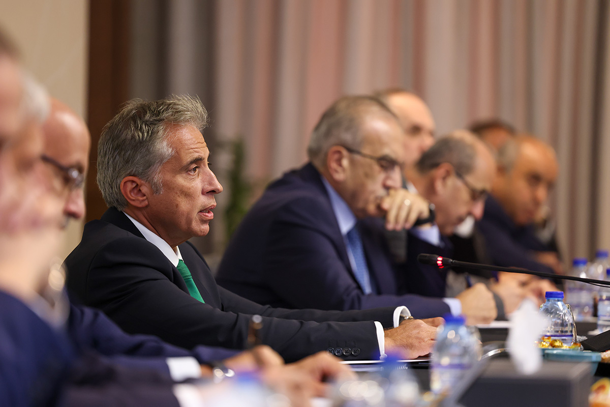 رئيس الوزراء يجتمع بالأمناء العامِّين للوزارات ويحثّهم على تحمُّل مسؤوليَّاتهم وقيادة جهود التَّخطيط والتَّنفيذ