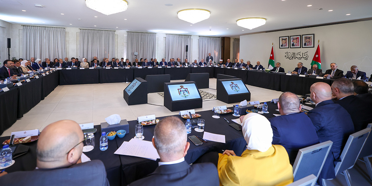 رئيس الوزراء يجتمع بالأمناء العامِّين للوزارات ويحثّهم على تحمُّل مسؤوليَّاتهم وقيادة جهود التَّخطيط والتَّنفيذ