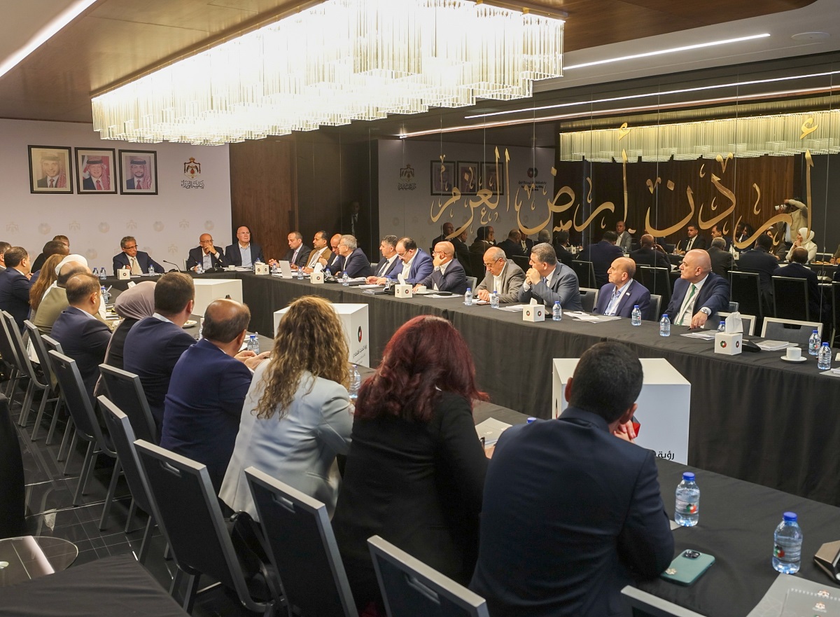 رئيس الوزراء يُشارك في جلسات العمل القطاعيَّة لإعداد البرنامج التَّنفيذي الثَّاني لرؤية التَّحديث الاقتصادي