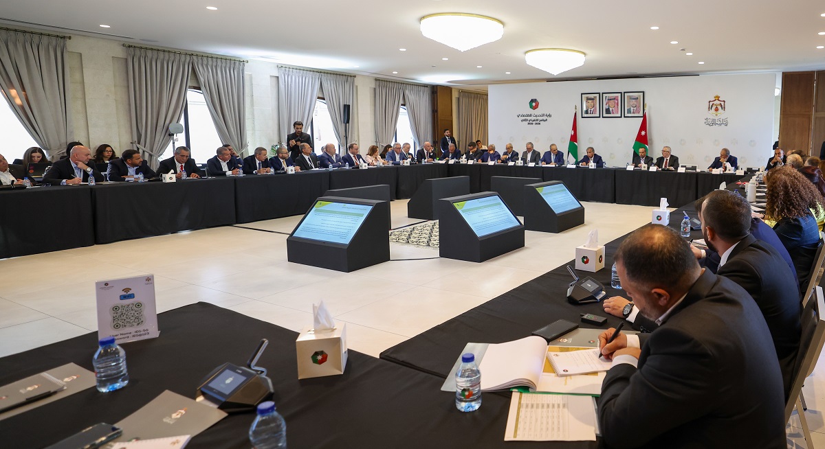 رئيس الوزراء يُشارك في جلسات العمل القطاعيَّة لإعداد البرنامج التَّنفيذي الثَّاني لرؤية التَّحديث الاقتصادي