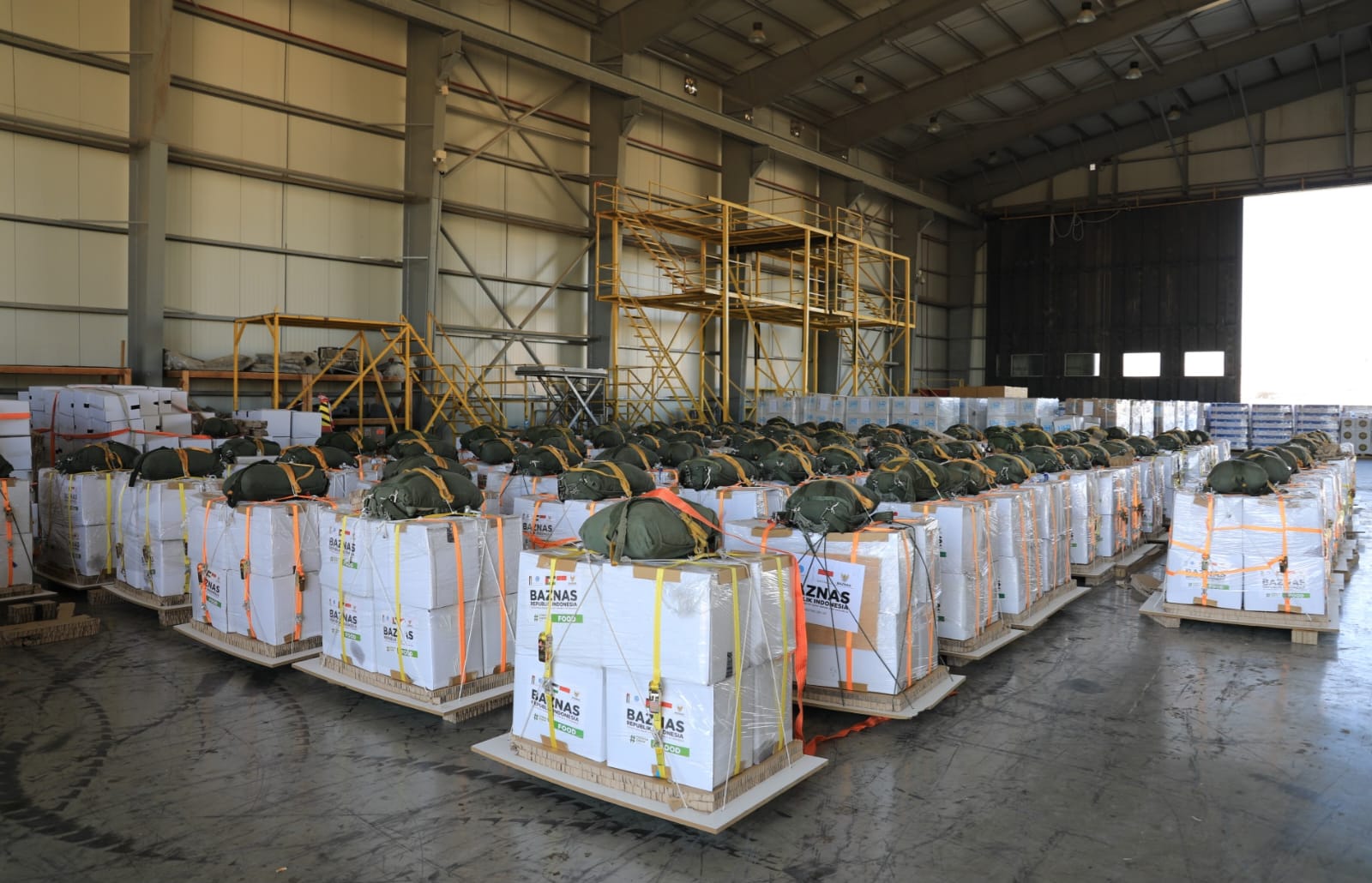 الأردن يواصل إيصال المساعدات إلى غزة عبر إنزالات جوية جديدة