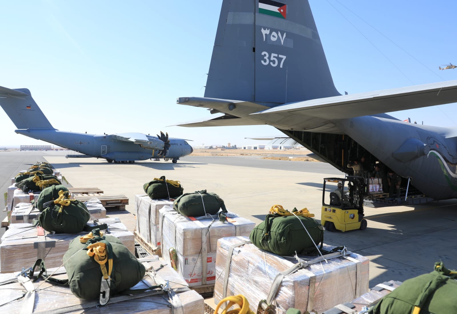 الأردن يواصل إيصال المساعدات إلى غزة عبر إنزالات جوية جديدة