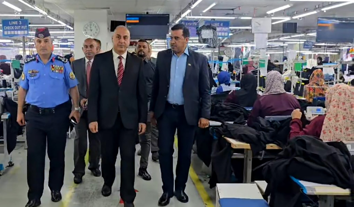 محافظ الطفيلة يتفقد مصنع الألبسة الجاهزة في بصيرا