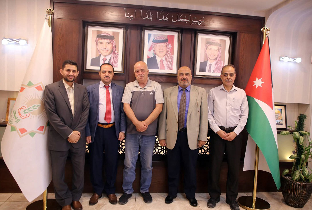 بحث التعاون بين بلدية إربد والأوقاف 