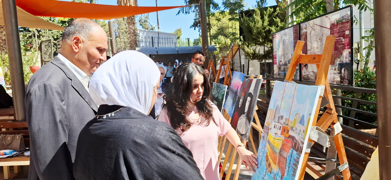 سارة المطر تطلق رحلتها الفنية بمعرض تشكيلي يضم 45 لوحة