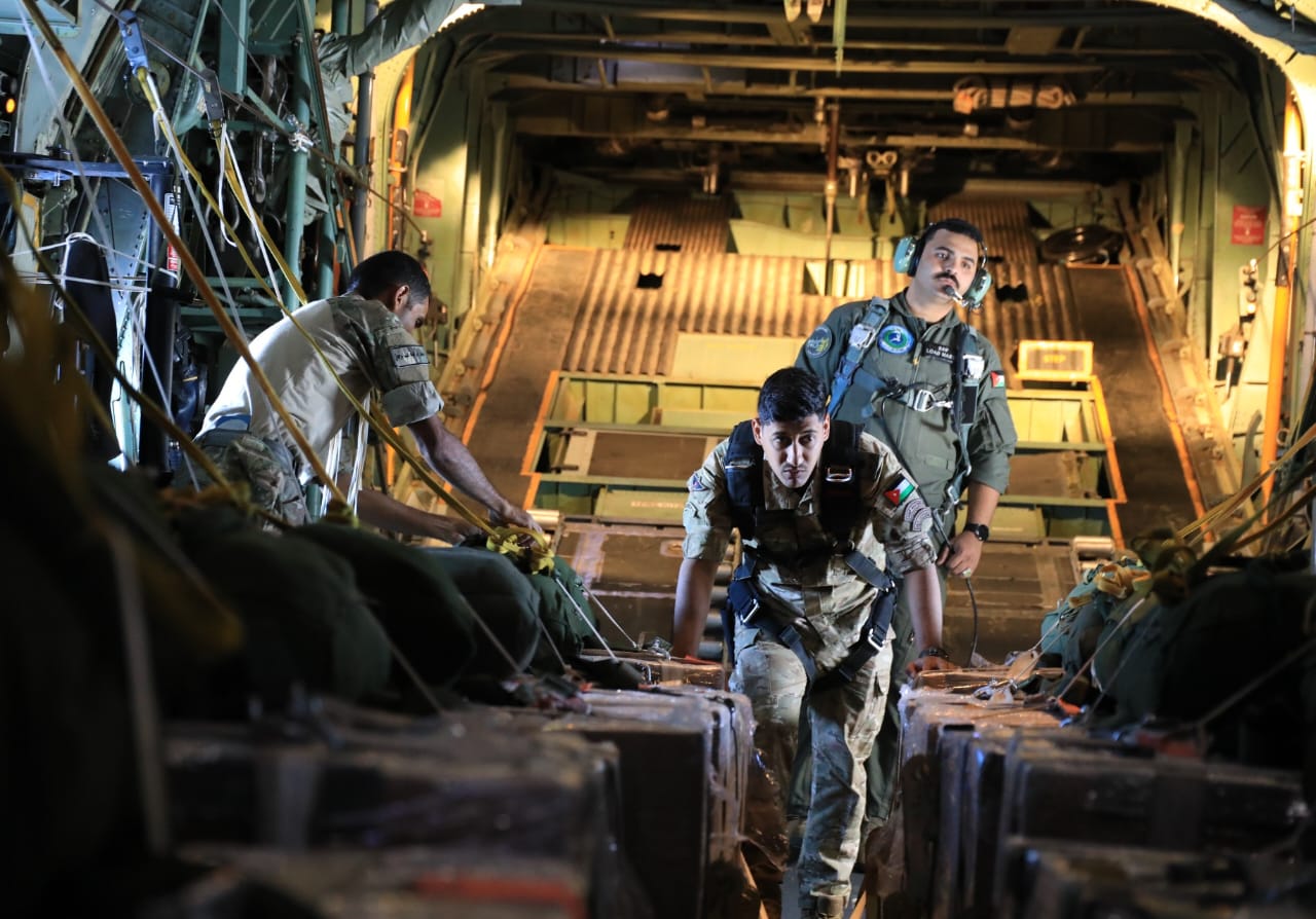 الأردن يواصل إيصال المساعدات إلى غزة عبر إنزالات جوية جديدة