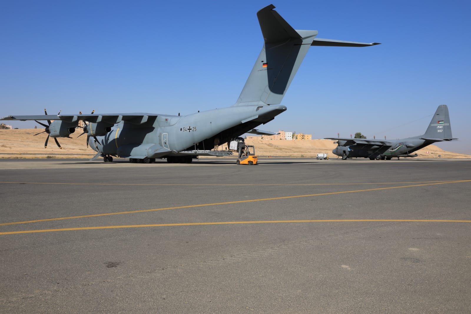 الأردن يواصل إيصال المساعدات إلى غزة عبر إنزالات جوية جديدة