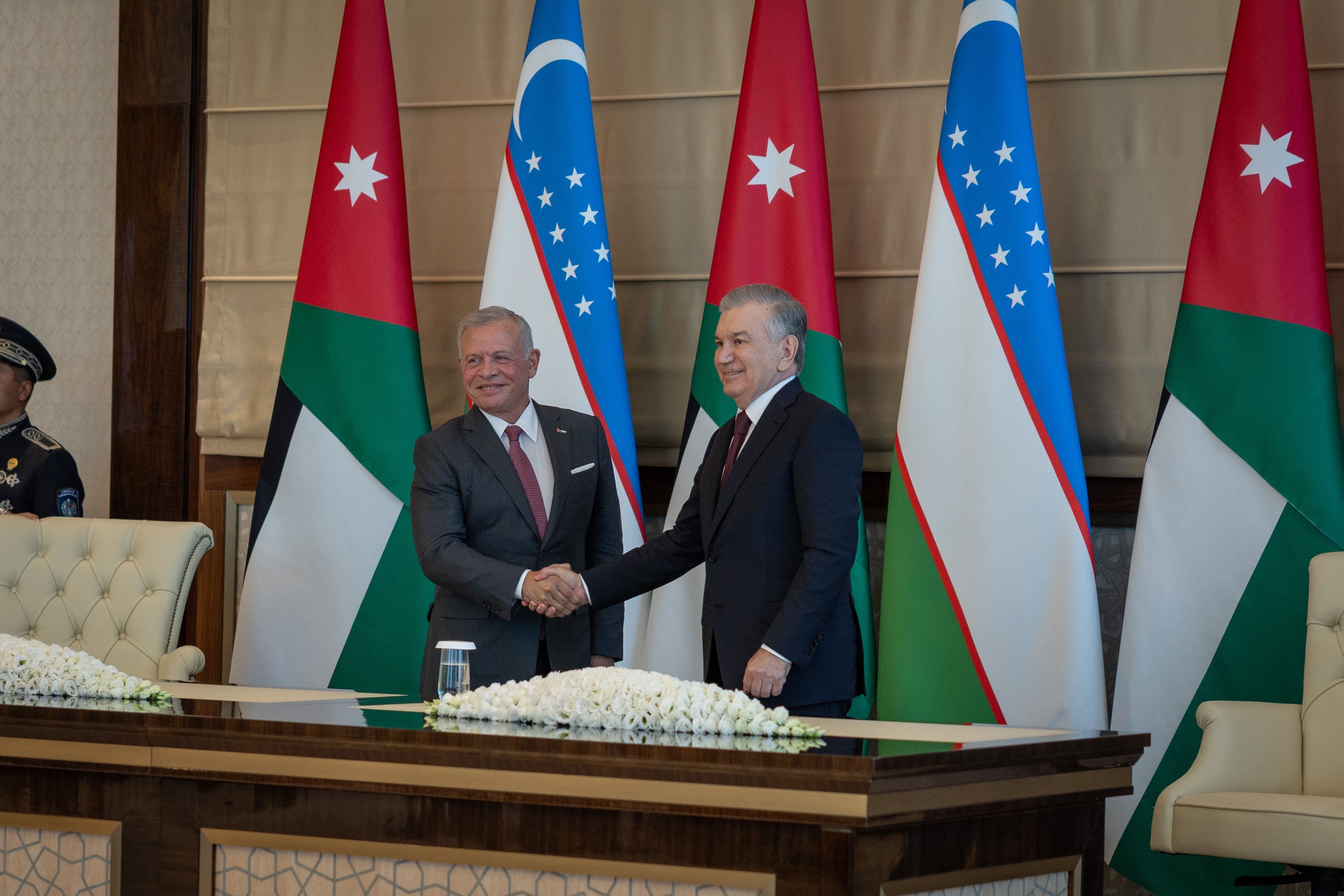 الملك ورئيس أوزبكستان يعقدان مباحثات في سمرقند ركزت على النهوض بالتعاون في مختلف المجالات