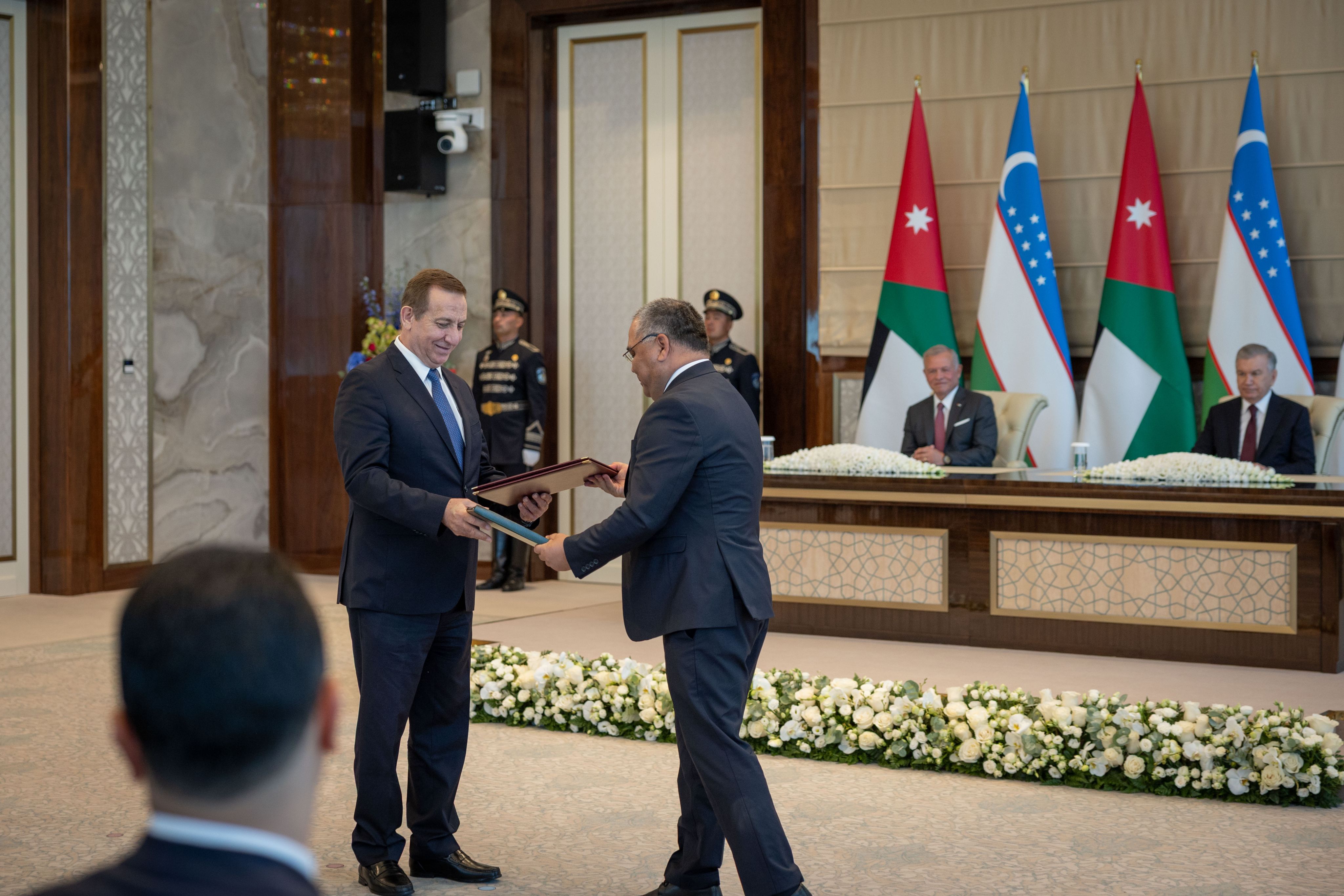 الملك ورئيس أوزبكستان يعقدان مباحثات في سمرقند ركزت على النهوض بالتعاون في مختلف المجالات