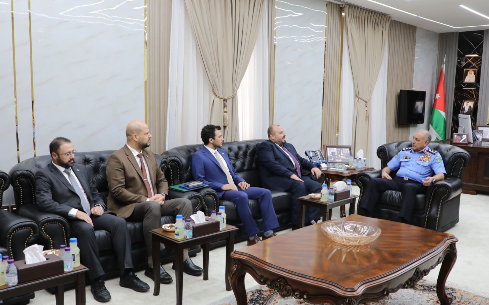 مدير الأمن العام يلتقي وفداً من وزارة الطوارئ والكوارث السورية