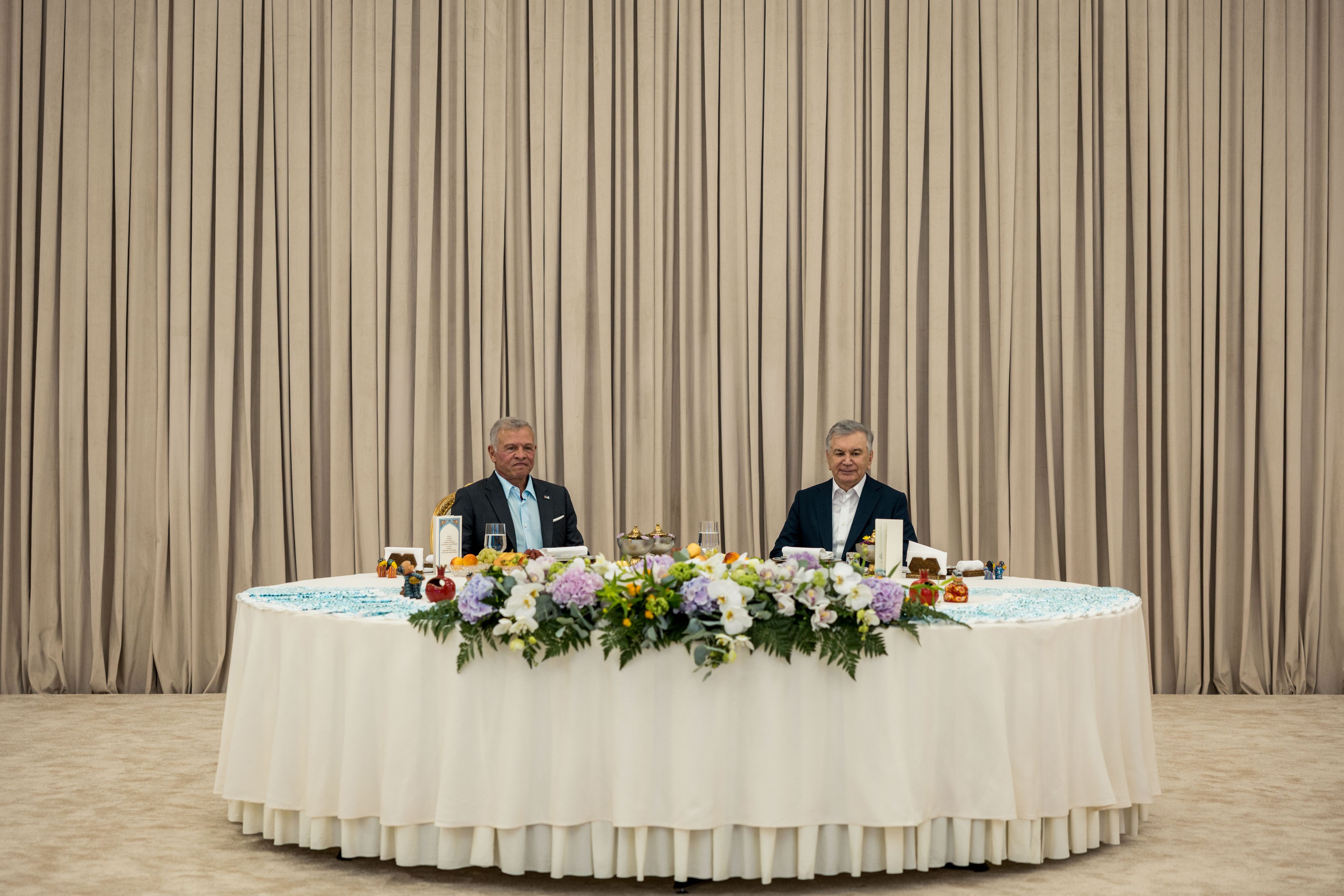 الملك ورئيس أوزبكستان يعقدان مباحثات في سمرقند ركزت على النهوض بالتعاون في مختلف المجالات