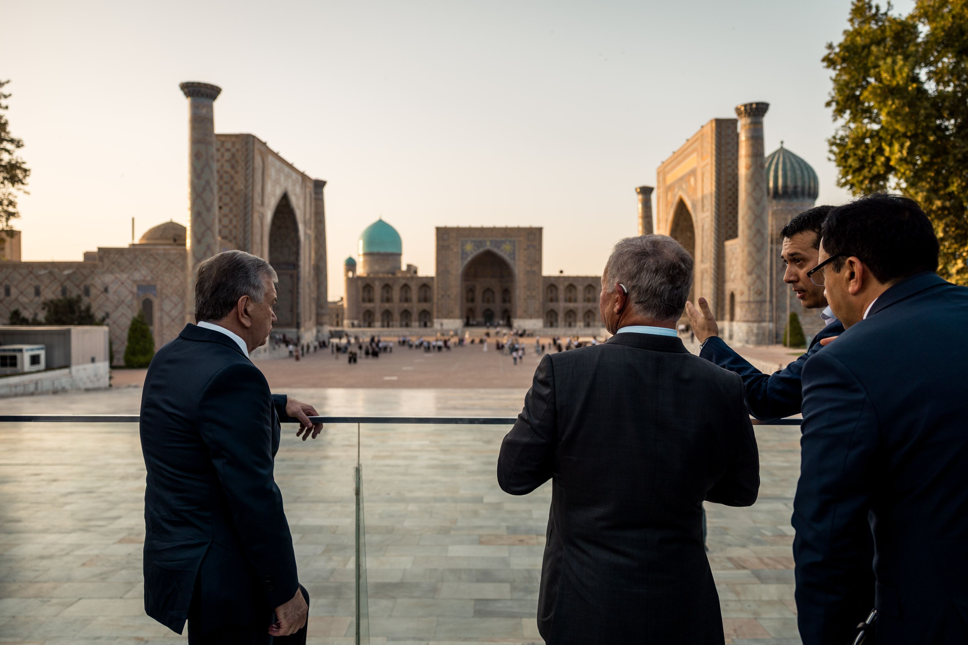 الملك ورئيس أوزبكستان يعقدان مباحثات في سمرقند ركزت على النهوض بالتعاون في مختلف المجالات