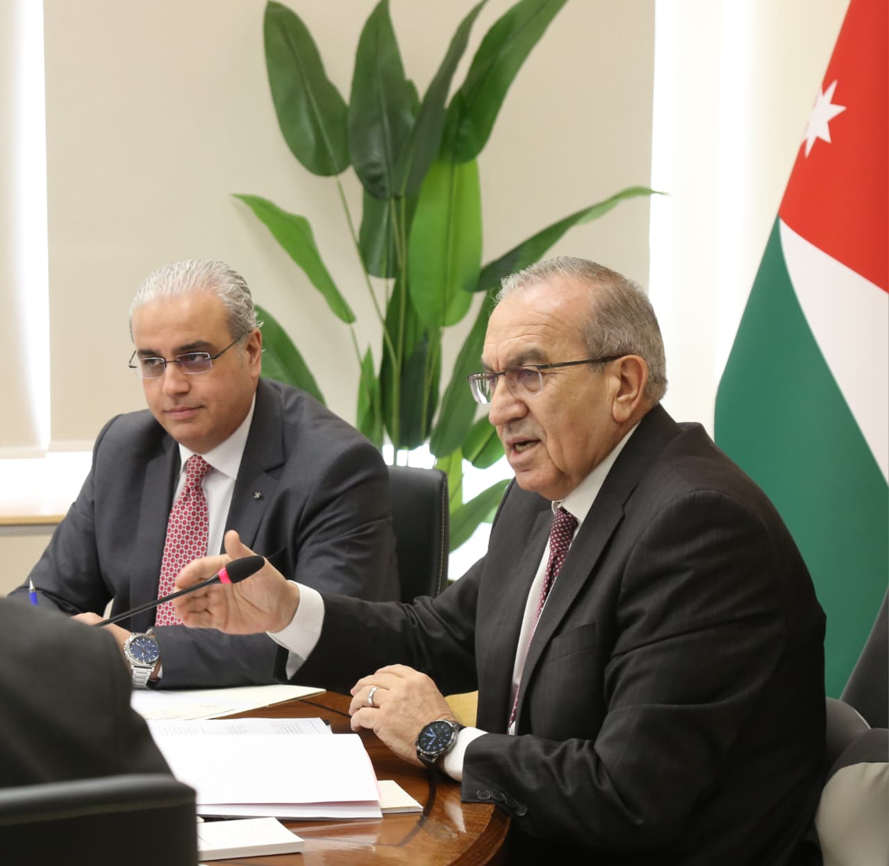 وزيرا الأشغال والصحة يبحثان سير العمل بمشاريع القطاع الصحي