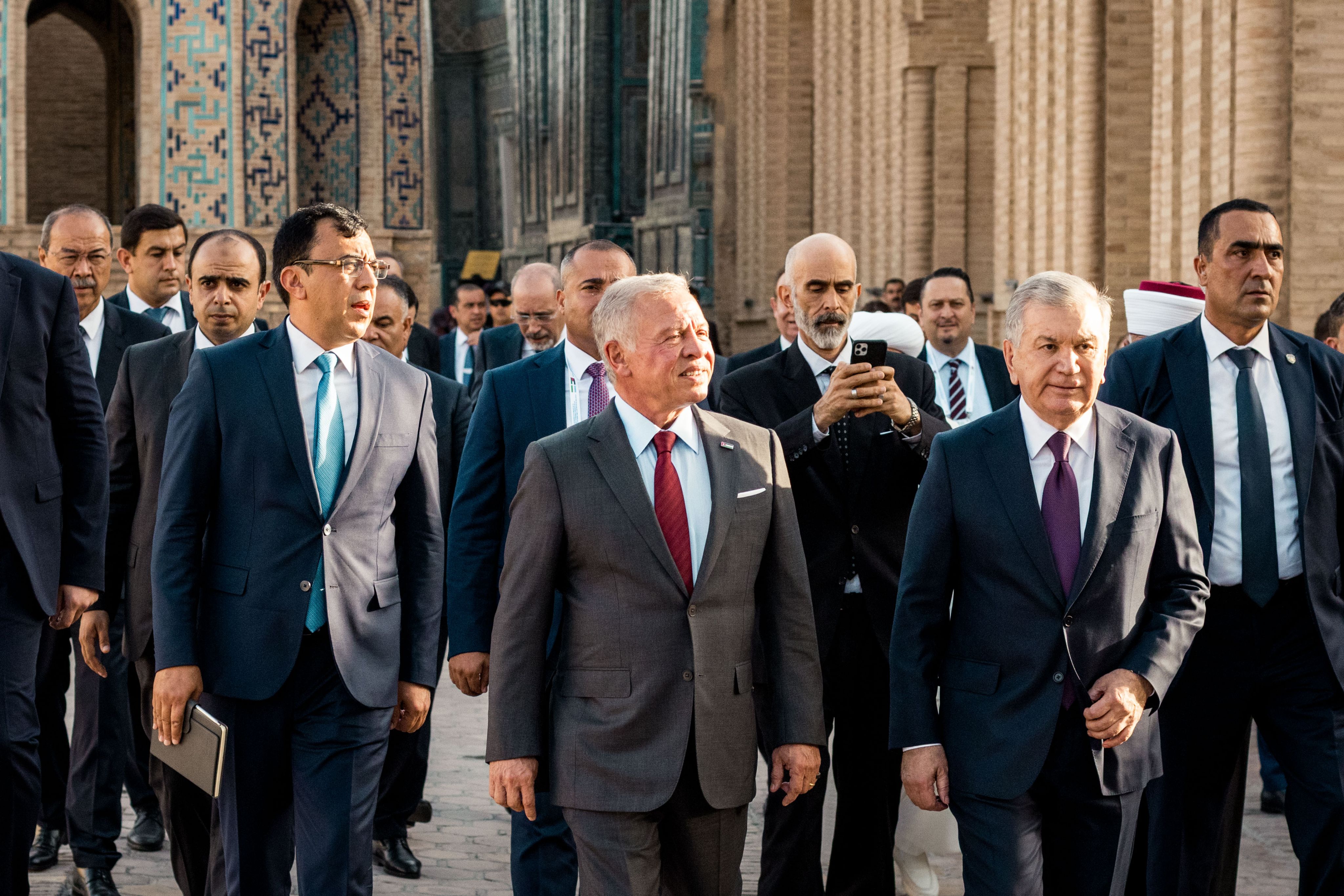 الملك ورئيس أوزبكستان يعقدان مباحثات في سمرقند ركزت على النهوض بالتعاون في مختلف المجالات