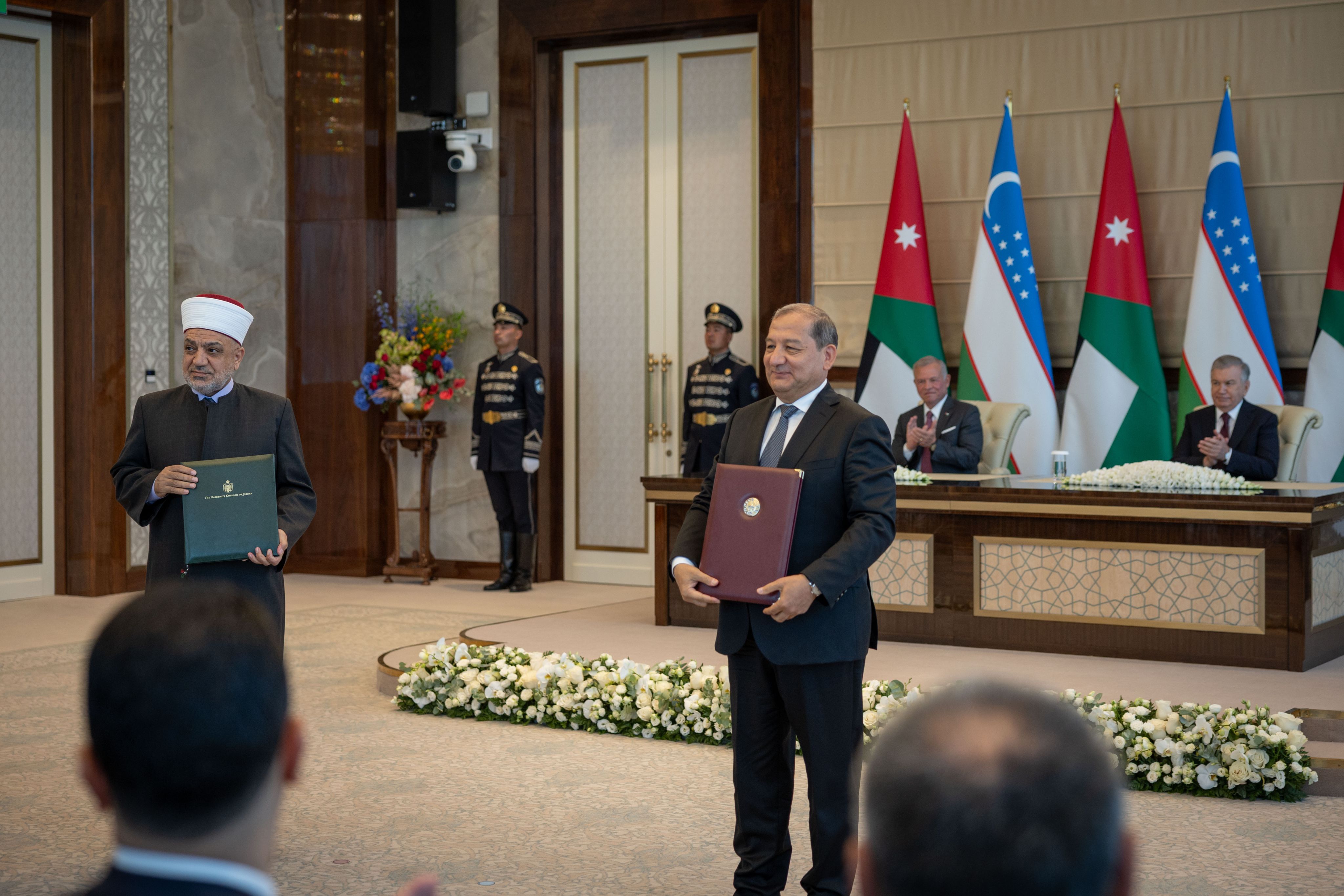 الملك ورئيس أوزبكستان يعقدان مباحثات في سمرقند ركزت على النهوض بالتعاون في مختلف المجالات