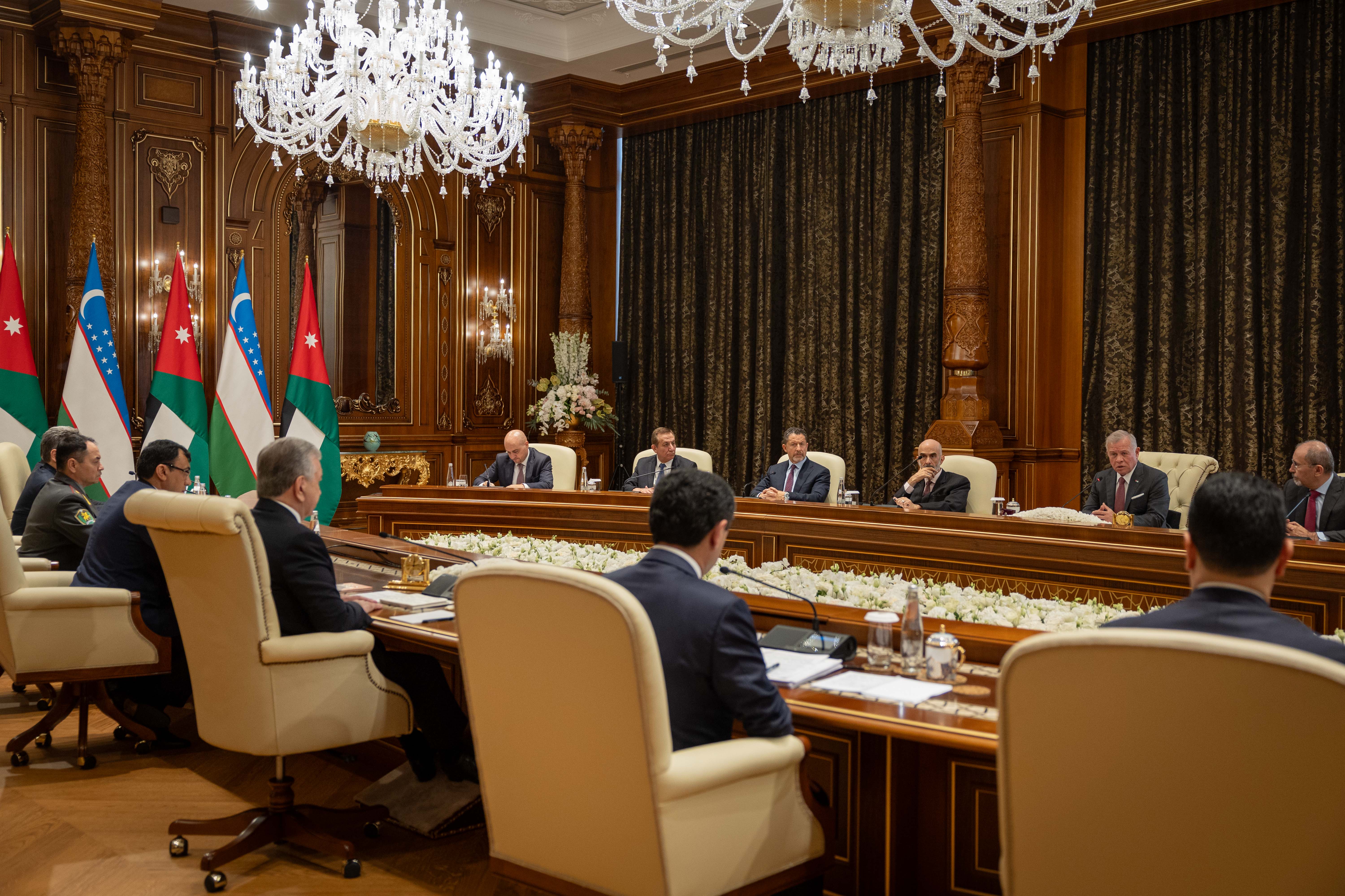 الملك ورئيس أوزبكستان يعقدان مباحثات في سمرقند ركزت على النهوض بالتعاون في مختلف المجالات