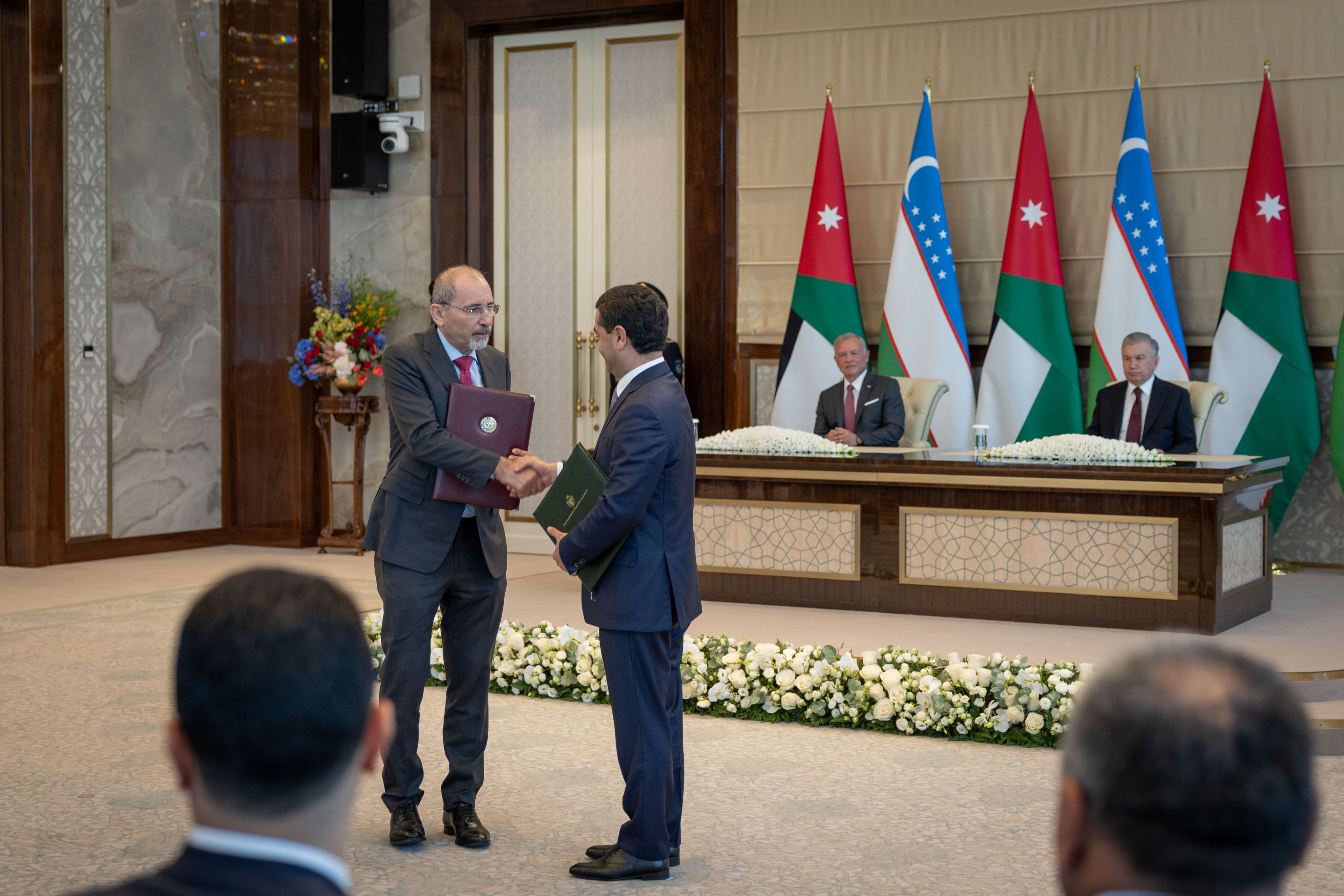 الملك ورئيس أوزبكستان يعقدان مباحثات في سمرقند ركزت على النهوض بالتعاون في مختلف المجالات