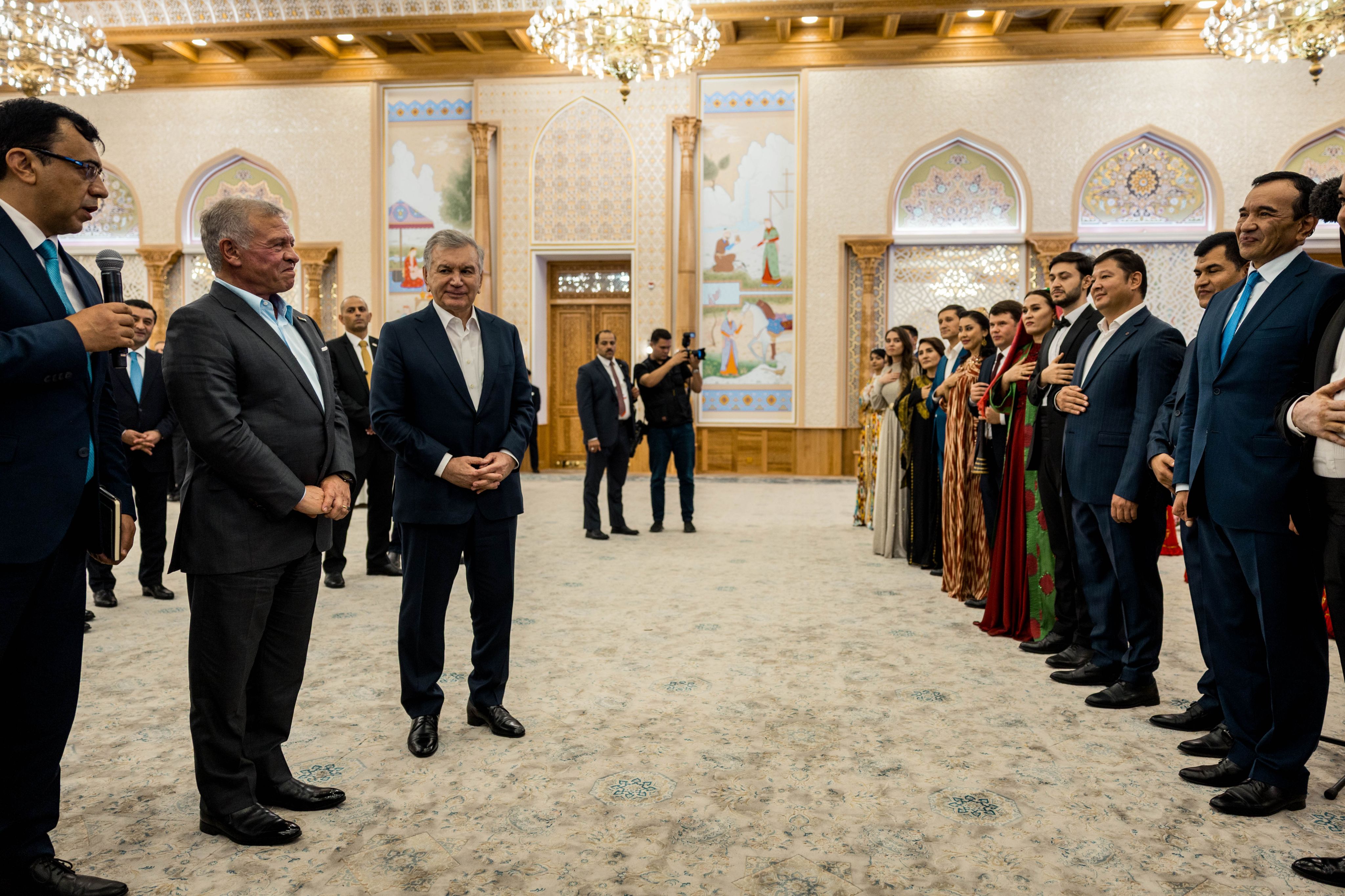 الملك ورئيس أوزبكستان يعقدان مباحثات في سمرقند ركزت على النهوض بالتعاون في مختلف المجالات