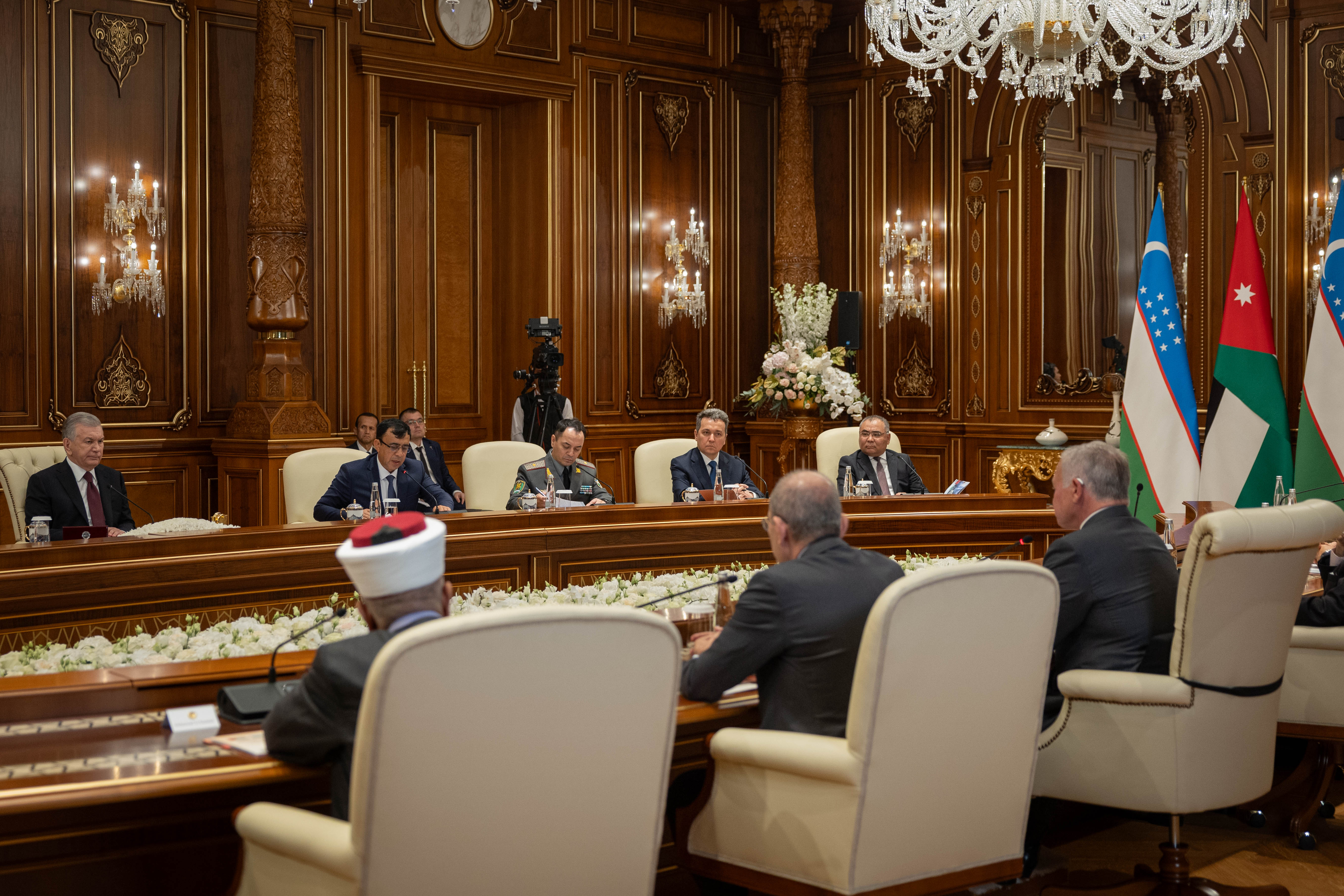 الملك ورئيس أوزبكستان يعقدان مباحثات في سمرقند ركزت على النهوض بالتعاون في مختلف المجالات