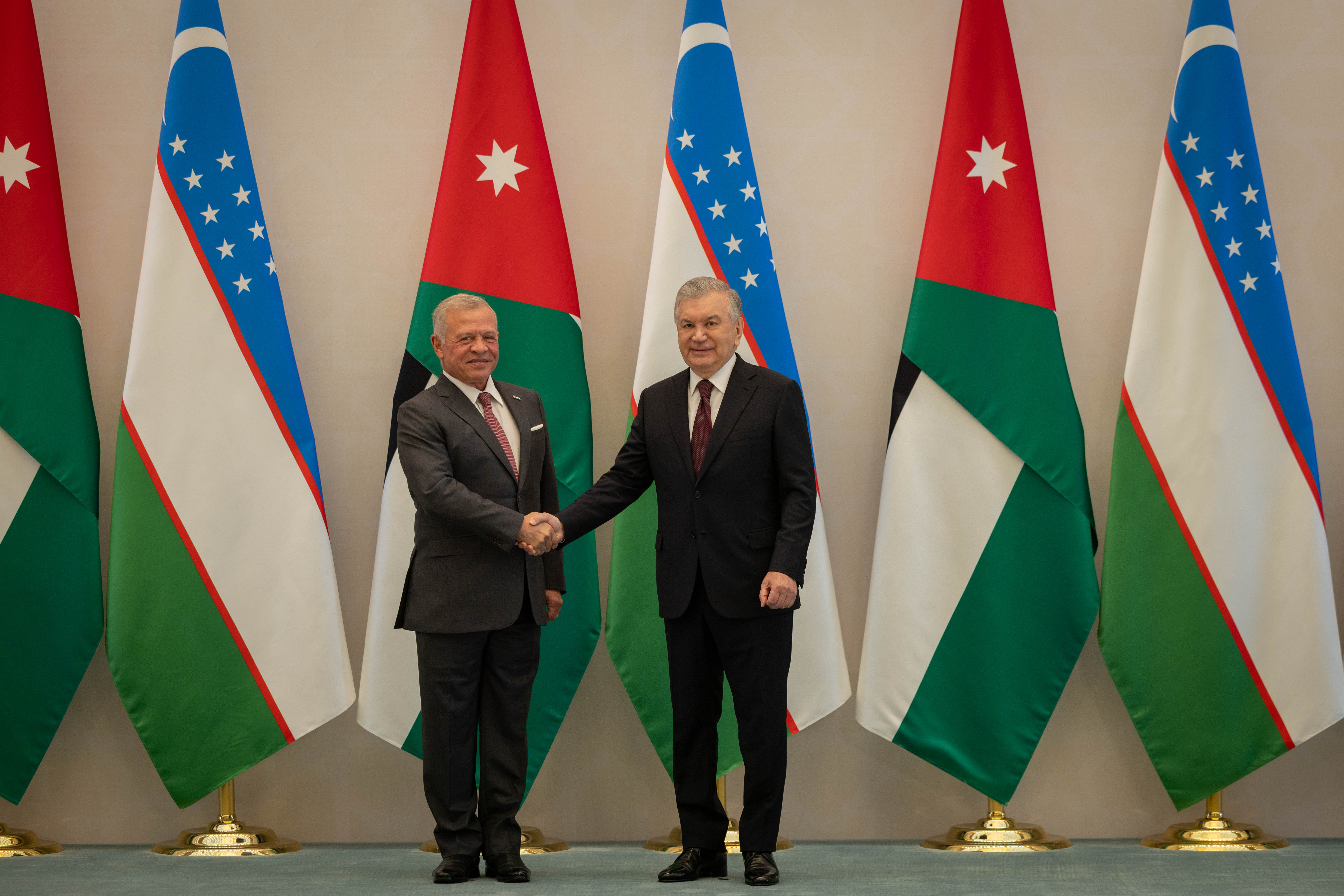 الملك ورئيس أوزبكستان يعقدان مباحثات في سمرقند ركزت على النهوض بالتعاون في مختلف المجالات