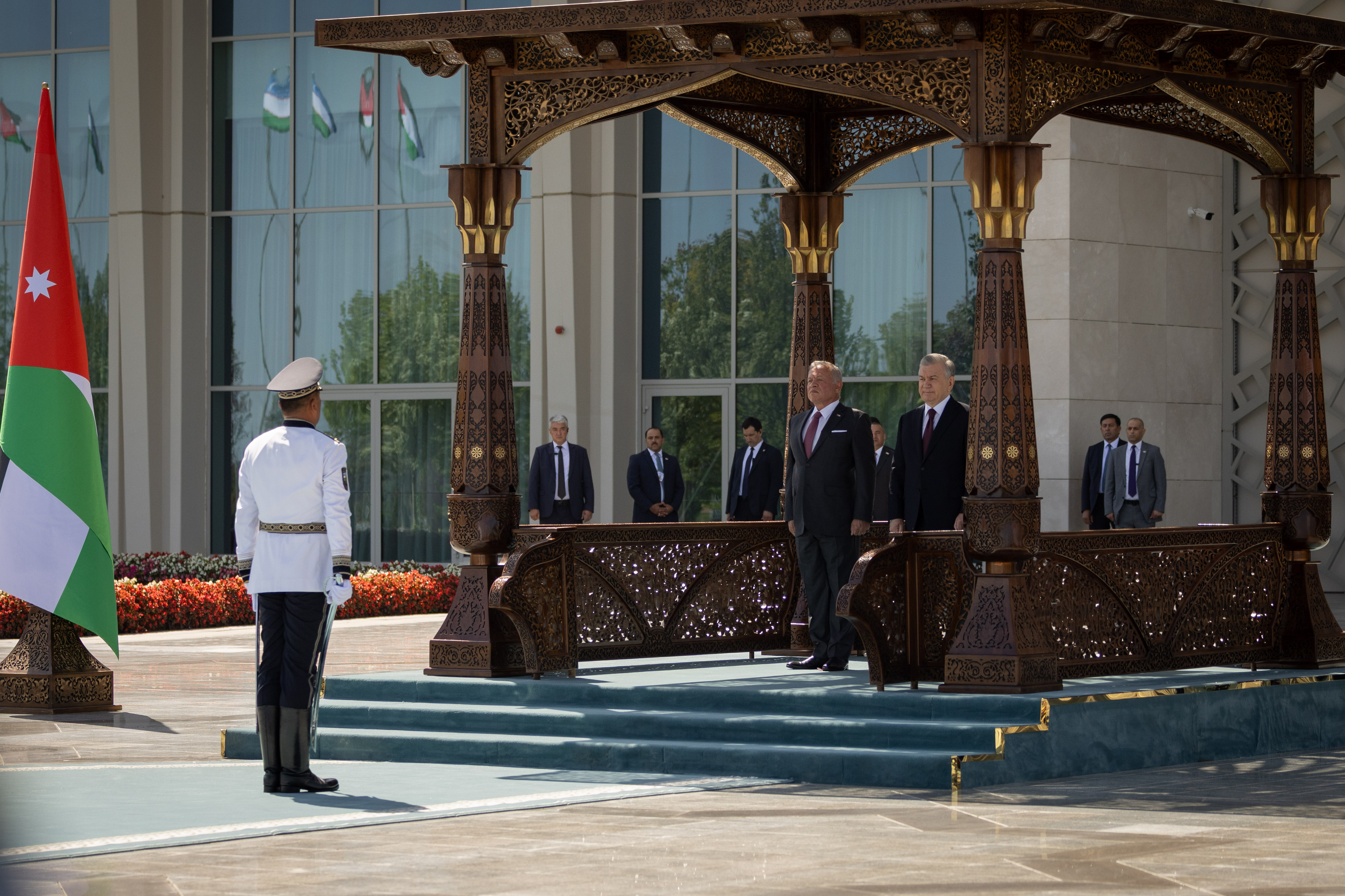 الملك ورئيس أوزبكستان يعقدان مباحثات في سمرقند ركزت على النهوض بالتعاون في مختلف المجالات