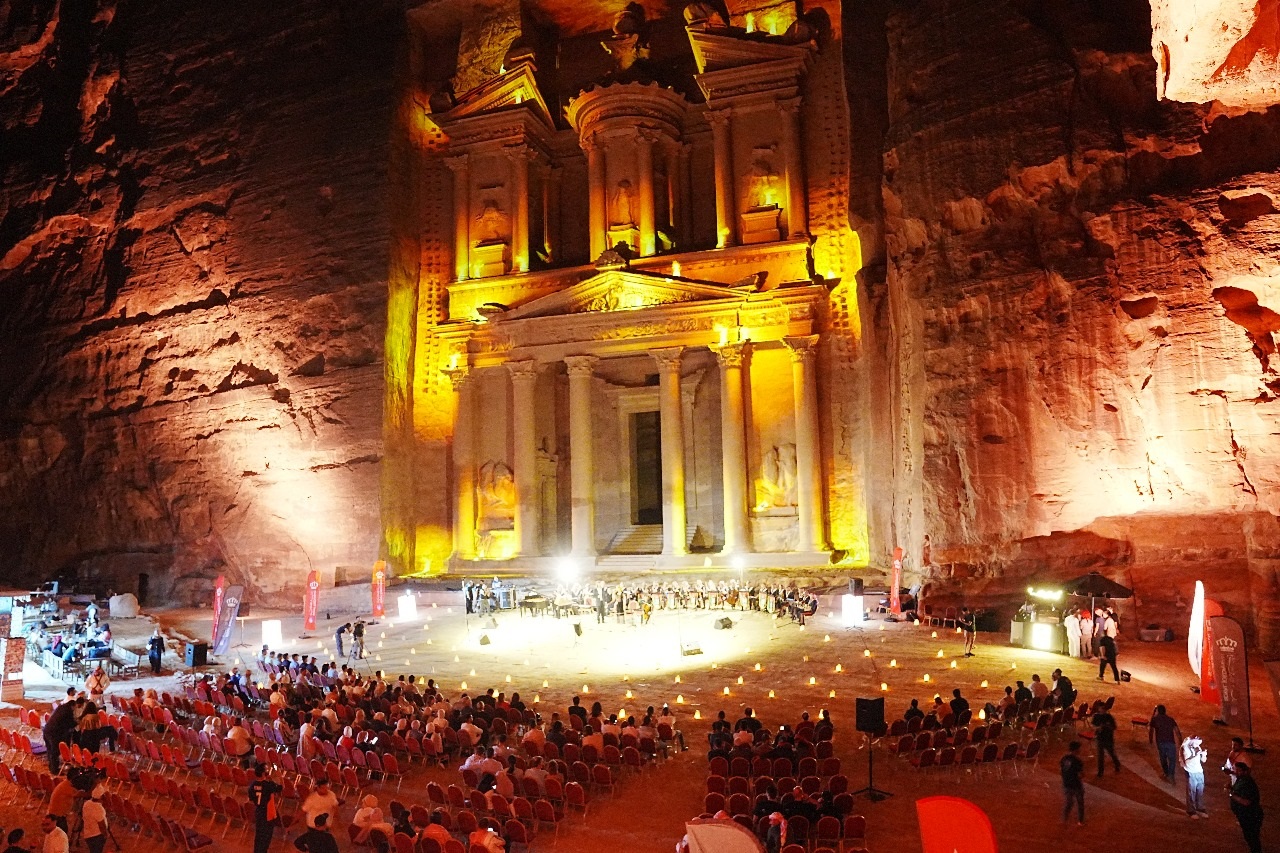 البترا تستضيف أمسية فنية عالمية أمام الخزنة