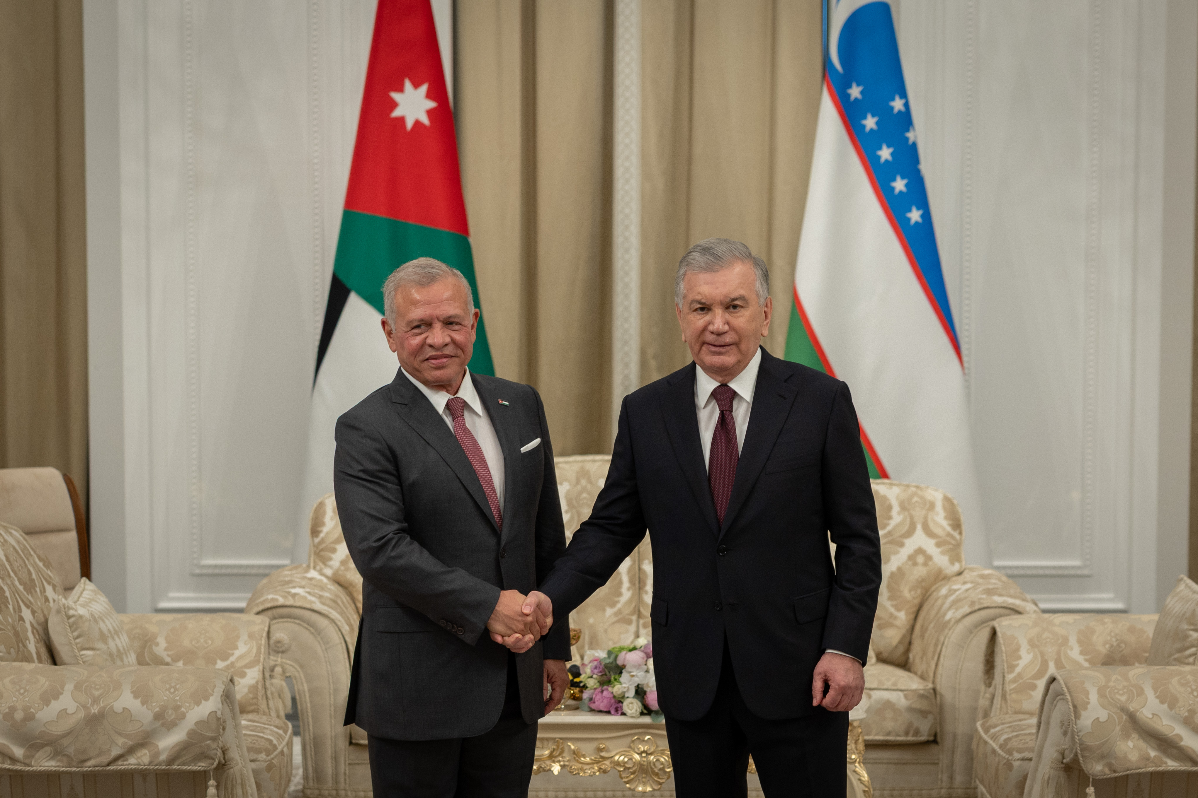 الملك ورئيس أوزبكستان يعقدان مباحثات في سمرقند ركزت على النهوض بالتعاون في مختلف المجالات