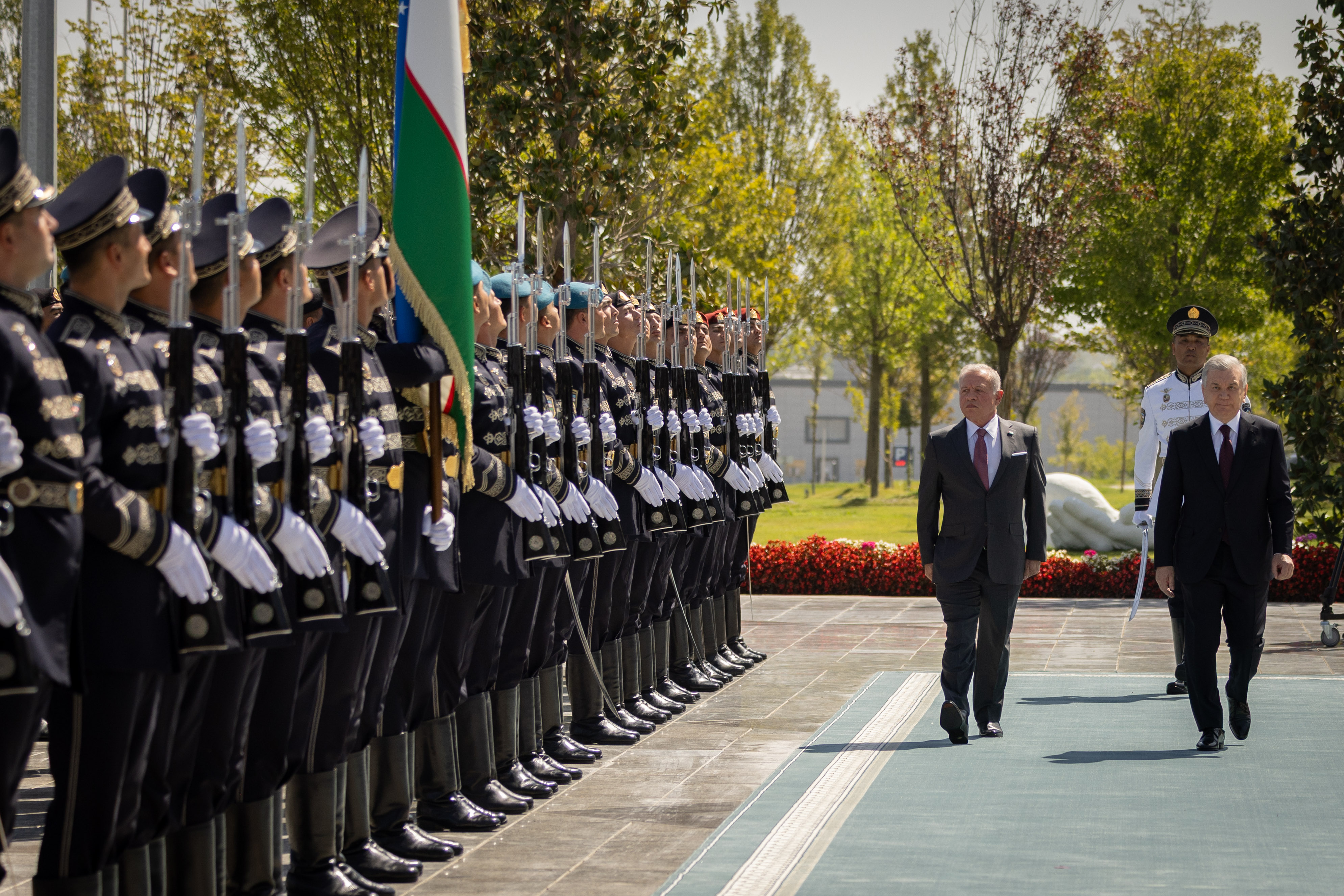 الملك ورئيس أوزبكستان يعقدان مباحثات في سمرقند ركزت على النهوض بالتعاون في مختلف المجالات