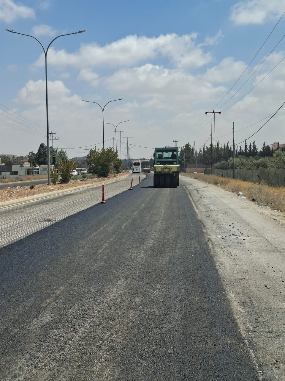 وزير الأشغال يتفقد مشروعي مدرسة الحسنية وصيانة طريق أم البساتين ناعور