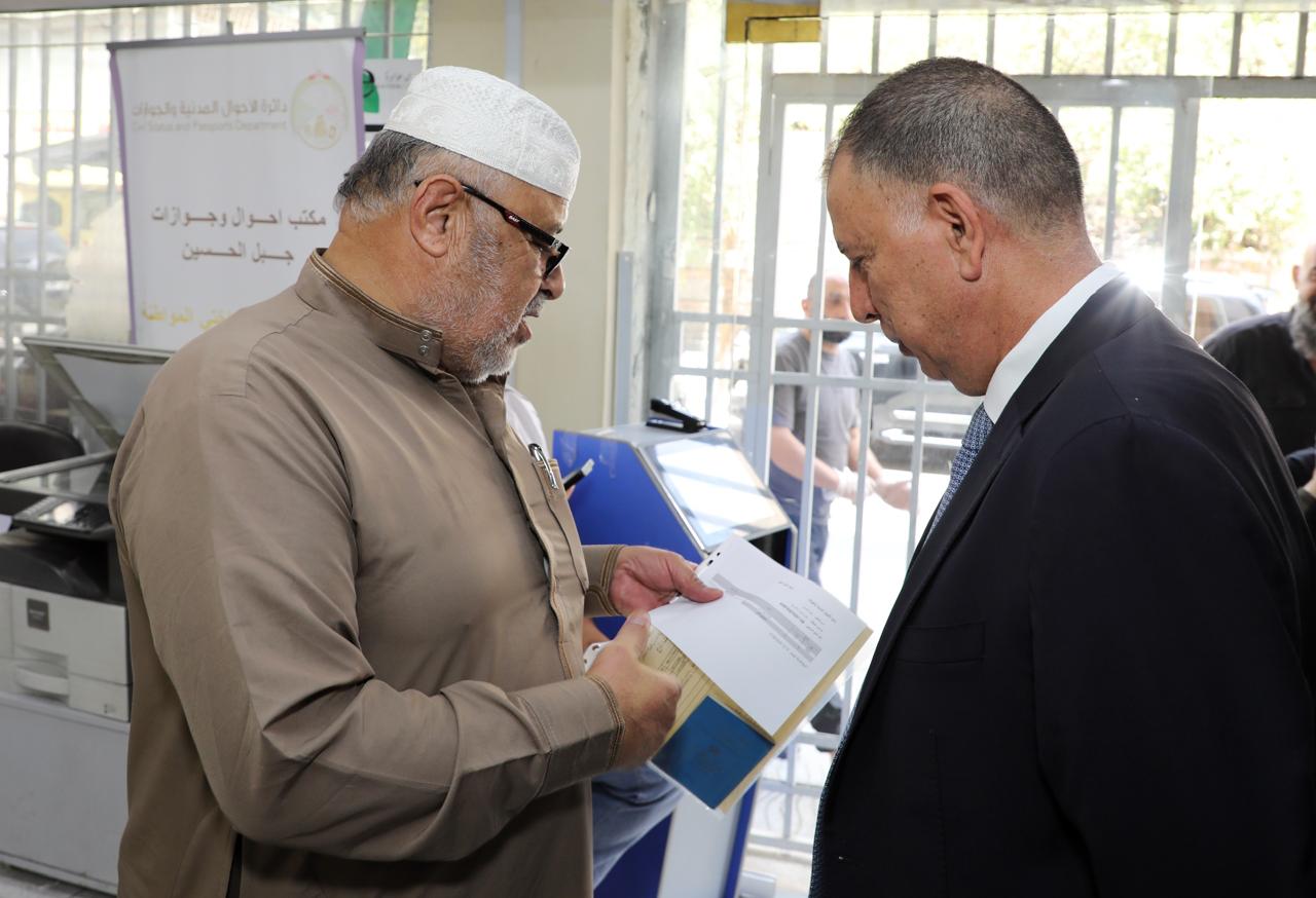 وزير الداخلية يتفقد مكتب أحوال وجوازات جبل الحسين