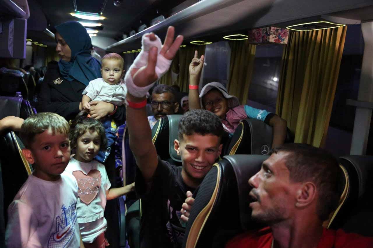 القوات المسلحة تقوم بإجلاء الدفعة العاشرة من أطفال غزة المرضى للعلاج في الأردن