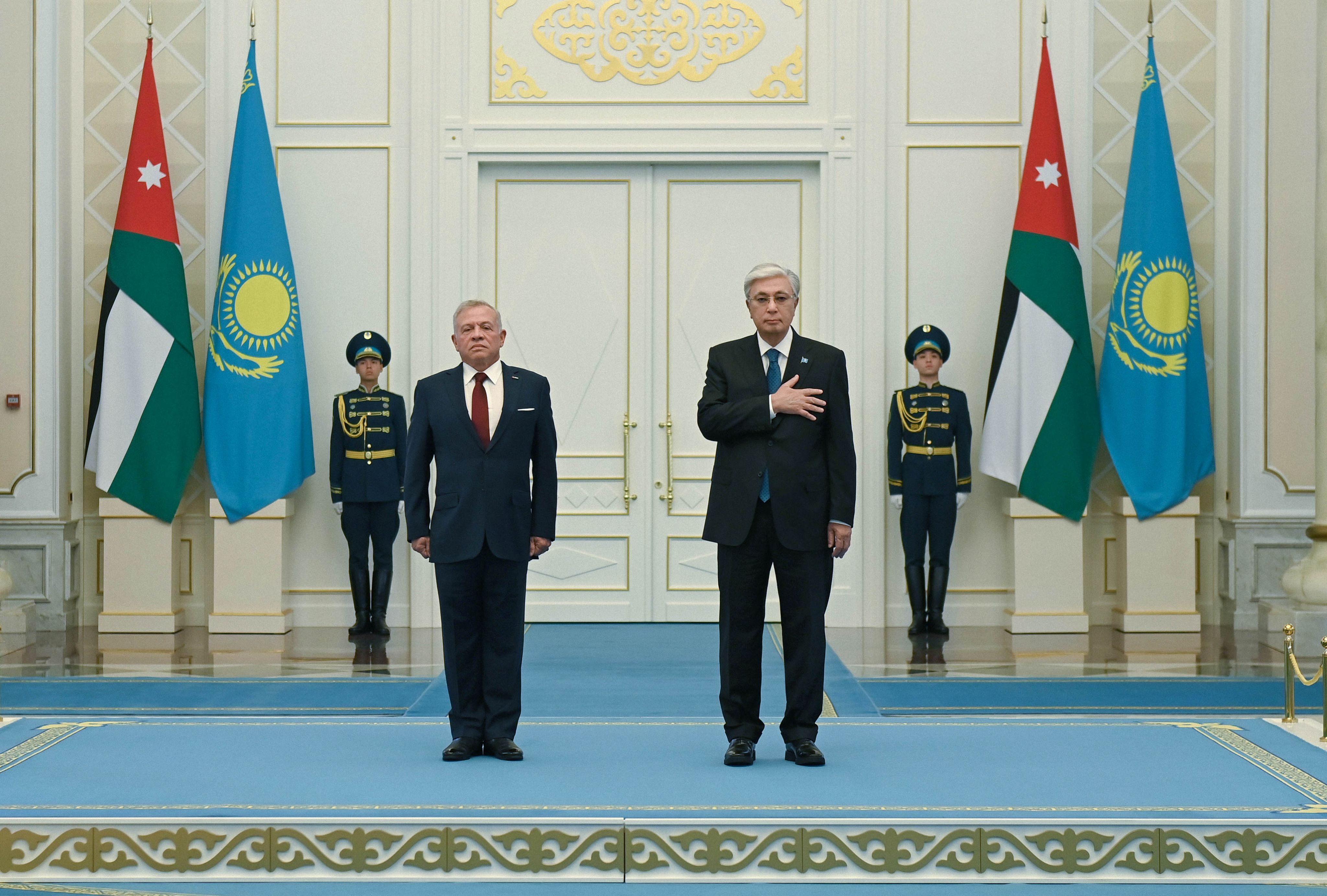 الملك ورئيس جمهورية كازاخستان يعقدان مباحثات في أستانا