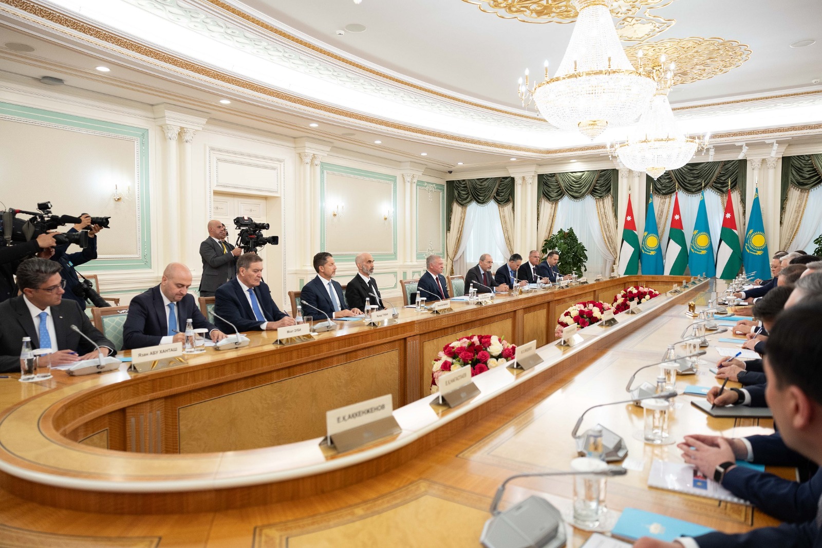 الملك ورئيس جمهورية كازاخستان يعقدان مباحثات في أستانا