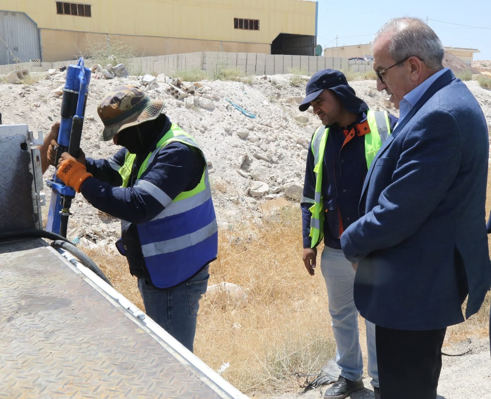 أبو السمن يتفقد أعمال تأهيل طريق الموقر- الأزرق وطريق المدينة الرياضية الجديدة