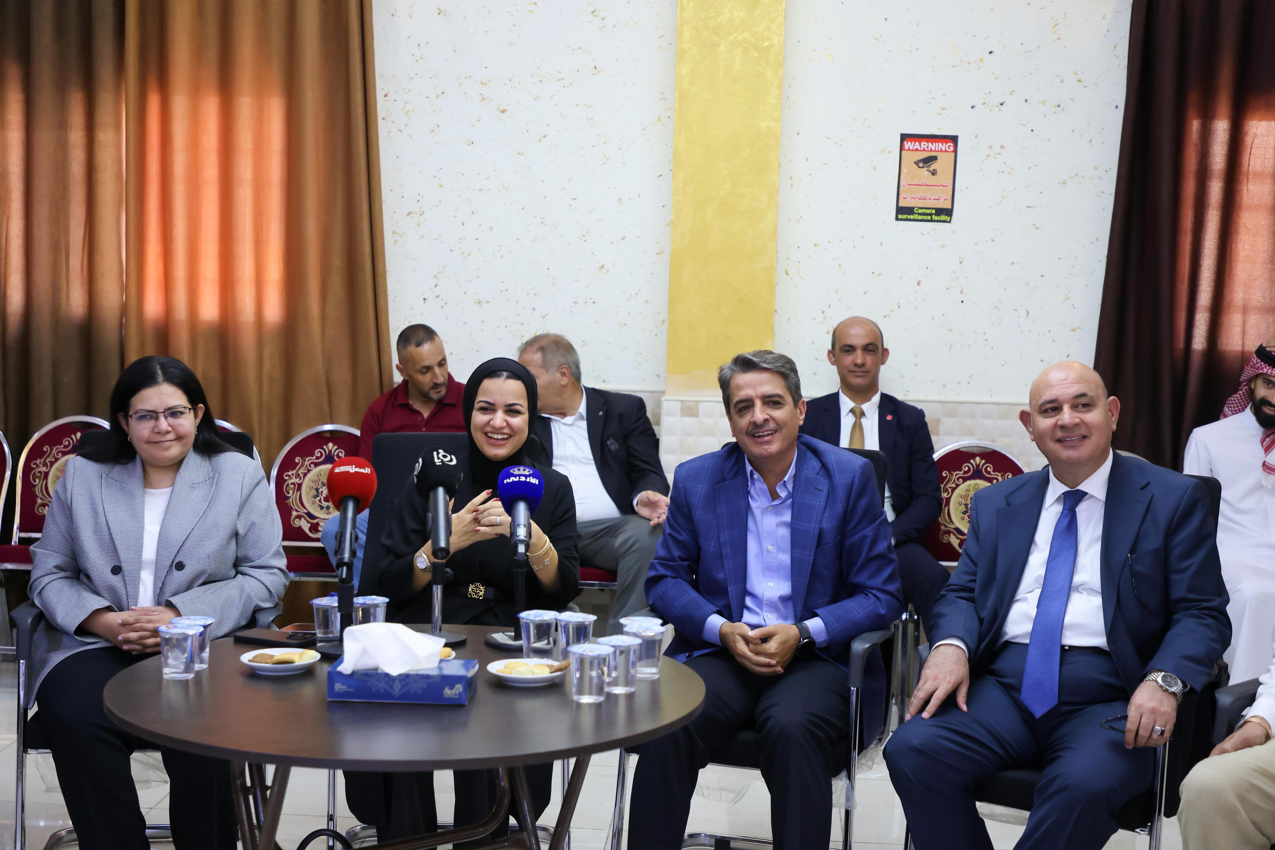 وفد بحريني يزور مرافق شبابية ورياضية