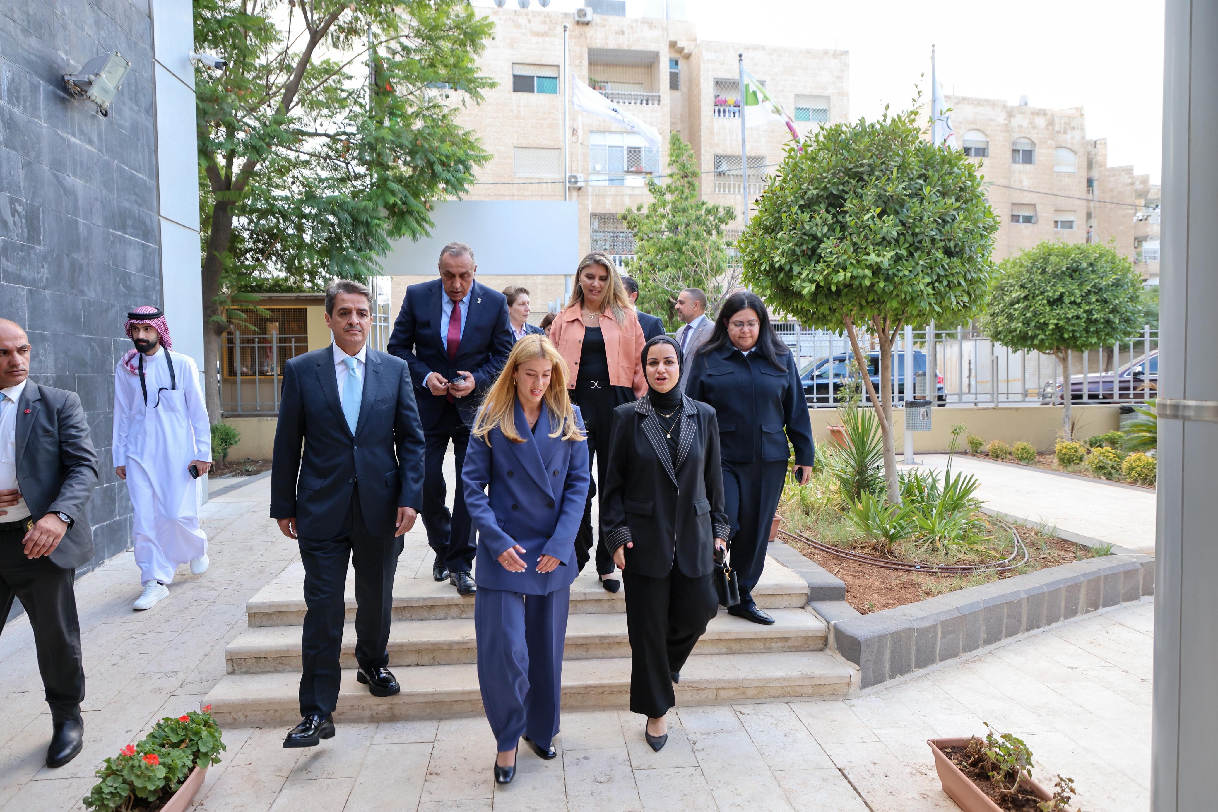 وفد بحريني يزور مرافق شبابية ورياضية