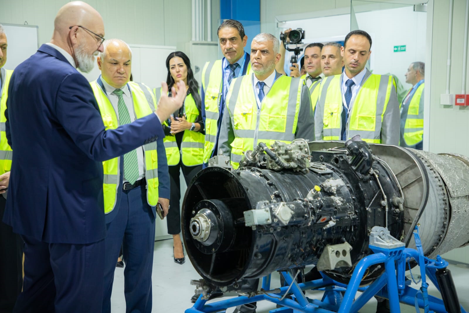 وزير العمل يطلع على تجربة جورامكو في تعليم وتدريب الشباب على صيانة الطائرات