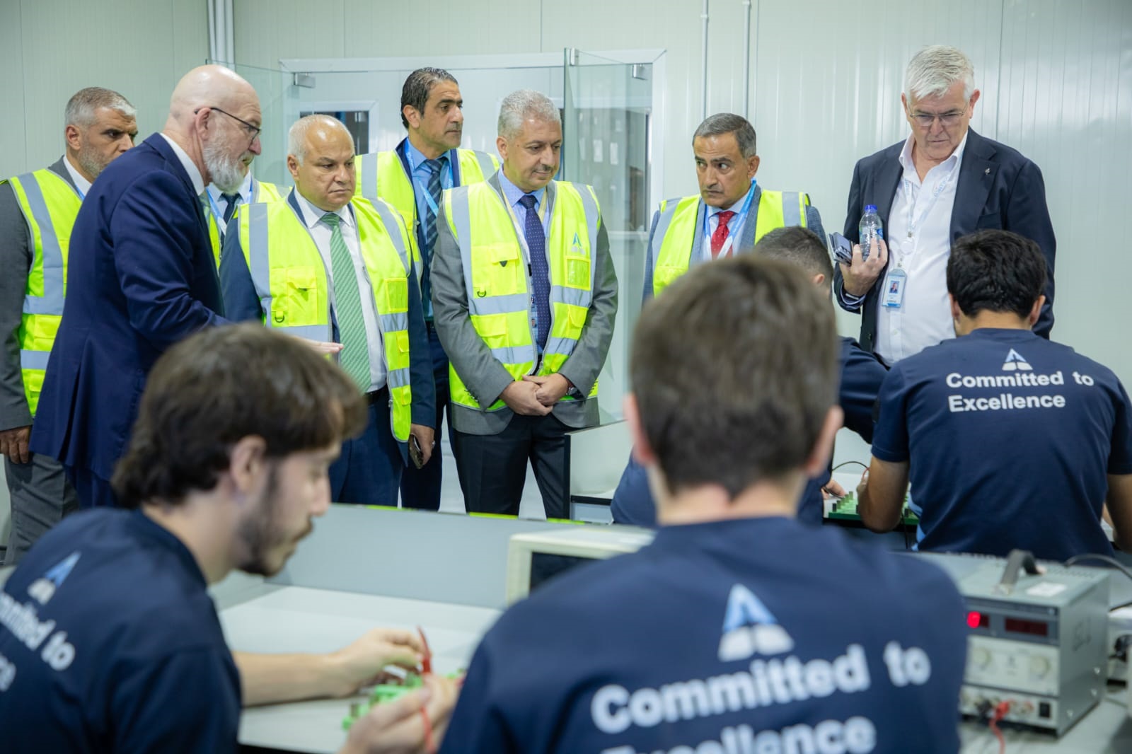 وزير العمل يطلع على تجربة جورامكو في تعليم وتدريب الشباب على صيانة الطائرات