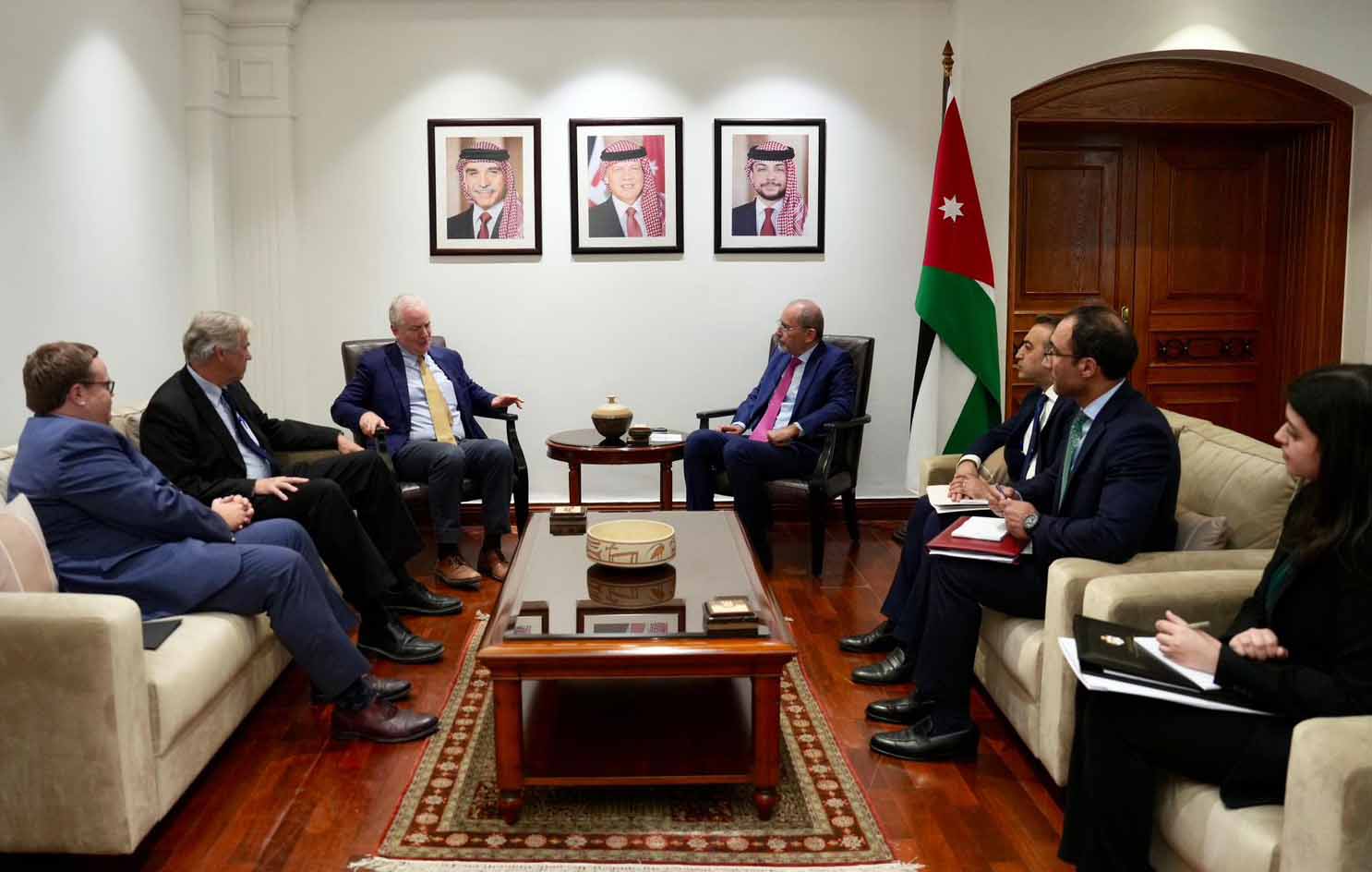 وزير الخارجية يلتقي عضوين من مجلس الشيوخ الأميركي