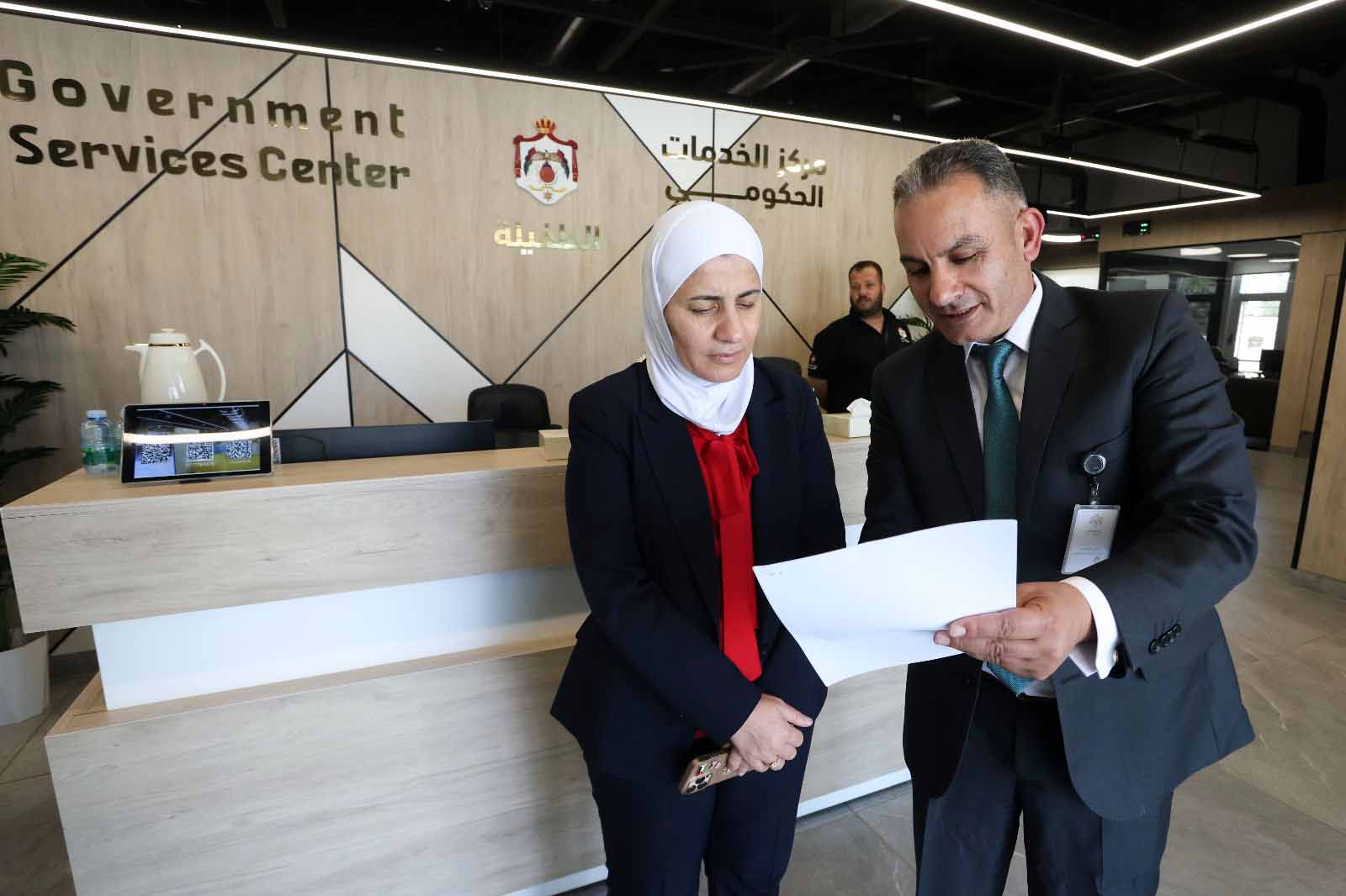 أمين عام الاقتصاد الرقمي تتفقد مركزي الخدمات الحكومية في الطفيلة والكرك