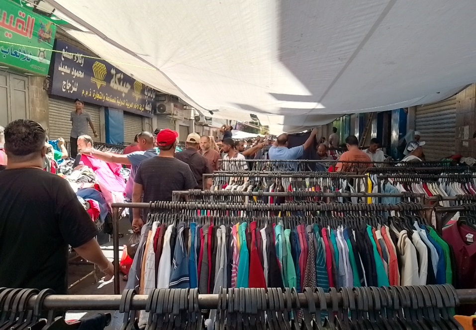 سوق البالة وسط عمّان.. ملاذ للأسر الباحثة عن الجودة والسعر المناسب
