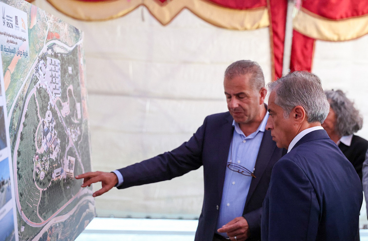 رئيس الوزراء يضع حجر الأساس لمشروع قرية جرش السياحيَّة البيئيَّة ويتفقَّد أربعة مواقع في لواء بني كنانة بمحافظة إربد