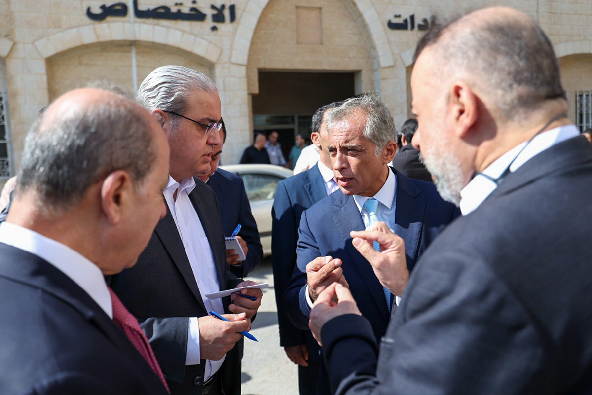 رئيس الوزراء يضع حجر الأساس لمشروع قرية جرش السياحيَّة البيئيَّة ويتفقَّد أربعة مواقع في لواء بني كنانة بمحافظة إربد