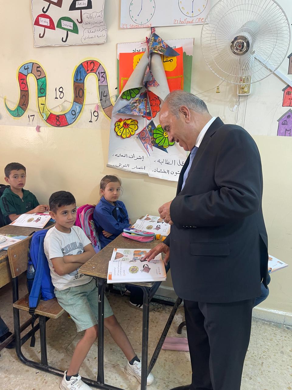 وزير التربية يؤكد أهمية توعية الطلبة باختيار الحقول الدراسية مبكرا